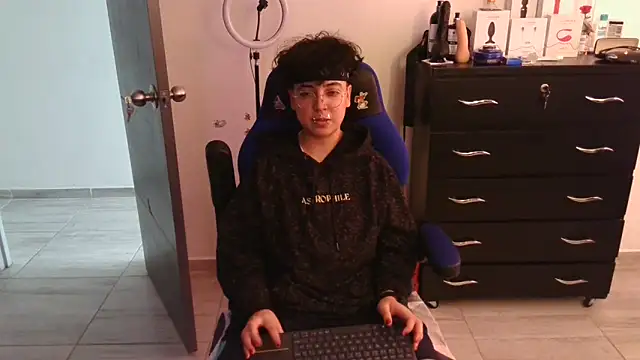 thomascooper7 online show from March 15, 2025, 8:21 pm