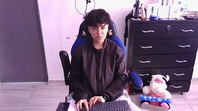 thomascooper7 online show from March 19, 2025, 1:51 pm