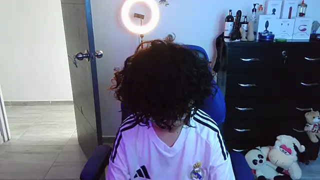 thomascooper7 online show from October 22, 2025, 5:34 pm