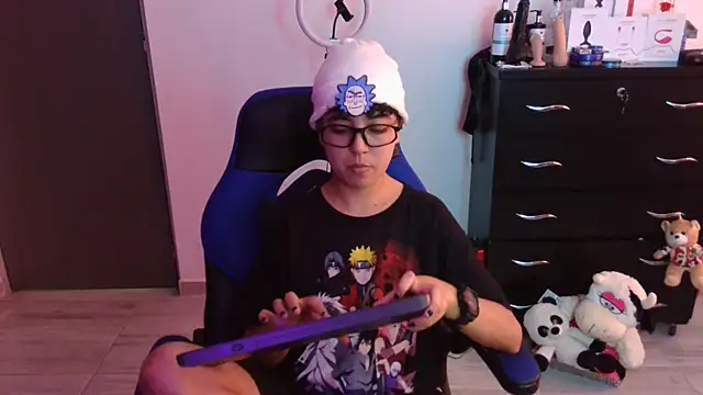 thomascooper7 online show from November 12, 2025, 6:08 pm