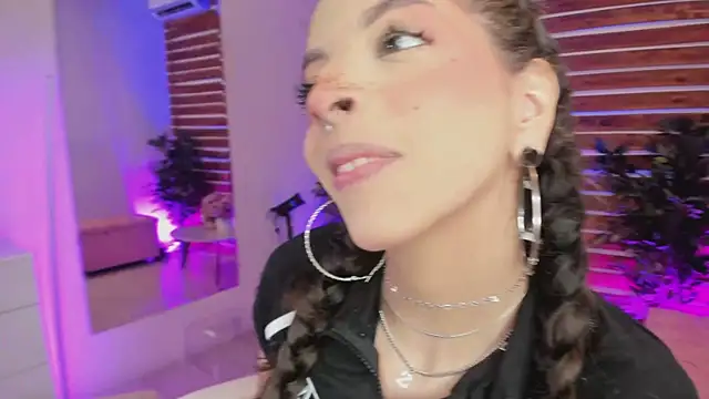 Sapphire Venuss online show from February 28, 2026, 1:06 am