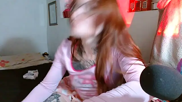 kittenlizz online show from December 22, 2025, 4:37 pm