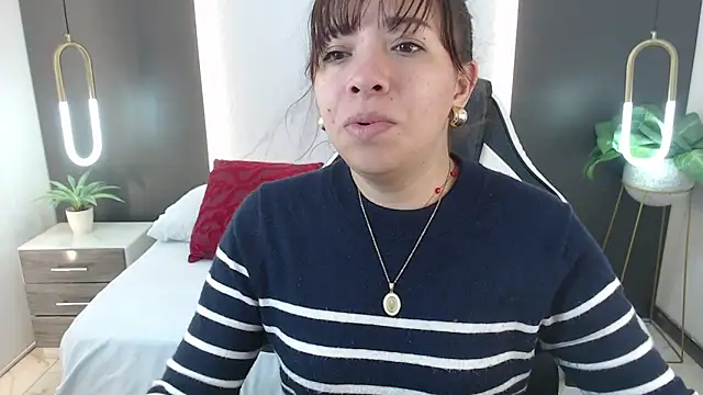 Snapshot of alma_fenix chatting on December 28, 2024, 12:24 pm alma fenix online show from December 28, 2024, 12:24 pm
