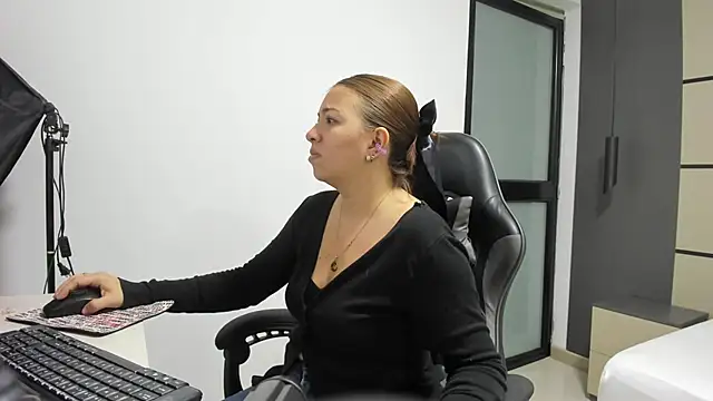 Snapshot of alma_fenix chatting on September 25, 2025, 12:20 pm alma fenix online show from September 25, 2025, 12:20 pm