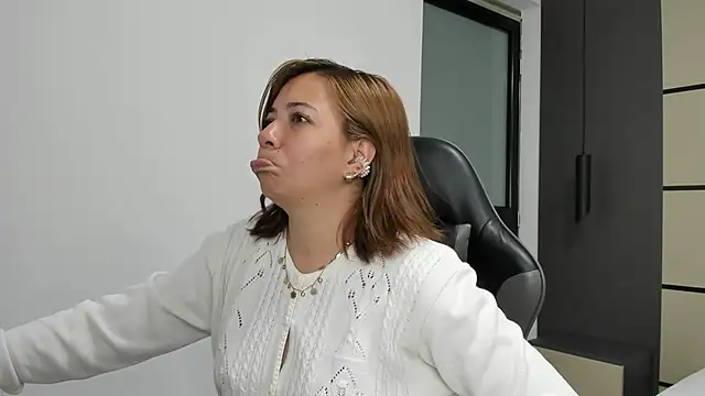 Snapshot of alma_fenix chatting on October 1, 2025, 12:33 pm alma fenix online show from October 1, 2025, 12:33 pm