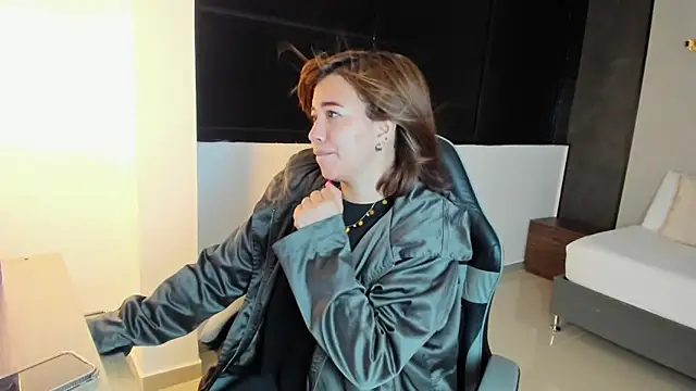 Snapshot of alma_fenix chatting on October 13, 2025, 12:27 pm alma fenix online show from October 13, 2025, 12:27 pm