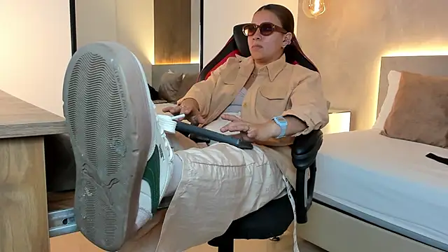 Snapshot of alma_fenix chatting on October 21, 2025, 1:45 pm alma fenix online show from October 21, 2025, 1:45 pm