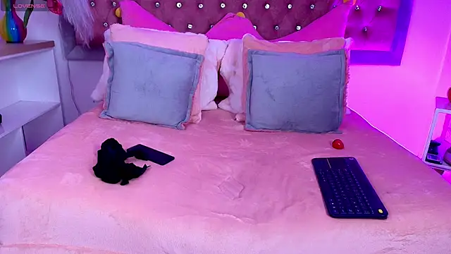 EmmaWilder online show from October 24, 2025, 9:22 pm