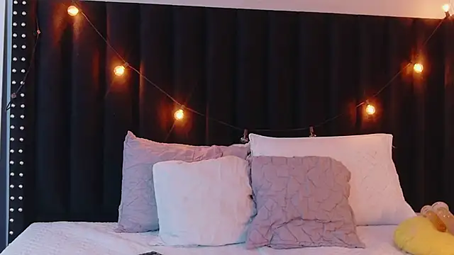 hotlatinateacher online show from November 13, 2025, 7:02 pm