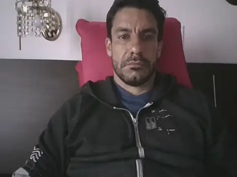 elkike1980 online show from May 11, 2026, 11:49 am