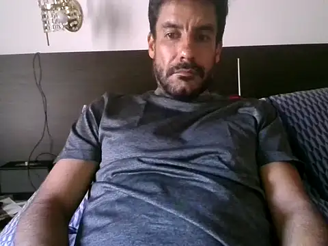 elkike1980 online show from May 18, 2026, 9:31 pm