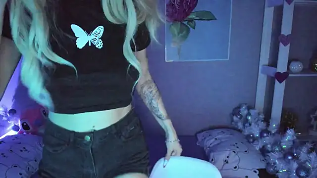 Snapshot of AnneTenet chatting on December 18, 2024, 5:15 am AnneTenet online show from December 18, 2024, 5:15 am