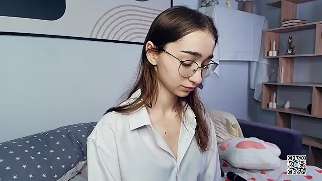 PollyBeev online show from October 25, 2025, 6:21 am