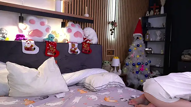 PollyBeev online show from November 28, 2025, 7:11 am