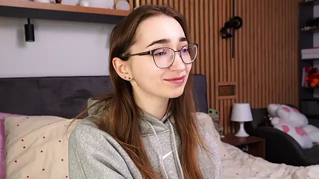 PollyBeev online show from April 6, 2026, 12:06 pm