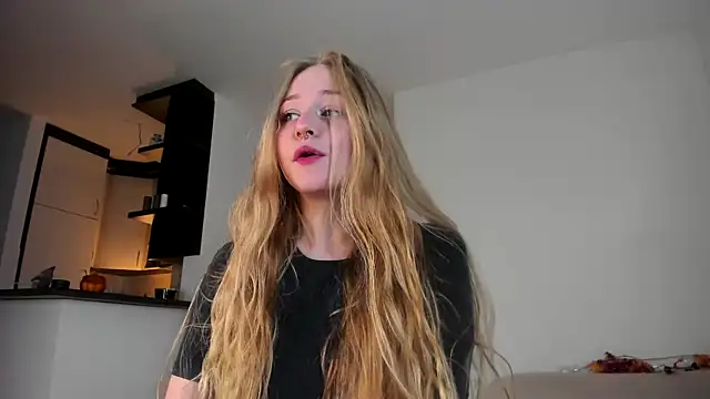 MiaMews online show from October 28, 2025, 1:03 pm