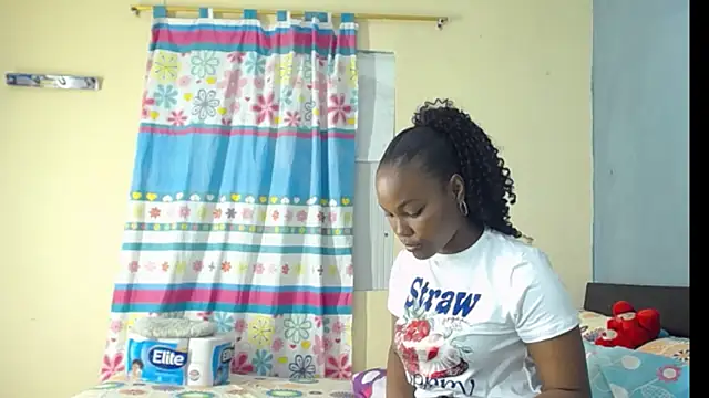 Snapshot of Madison__12 chatting on February 13, 2025, 2:12 am Madison 12 online show from February 13, 2025, 2:12 am