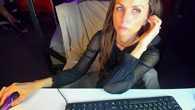 Elizabe th online show from March 9, 2025, 11:58 am