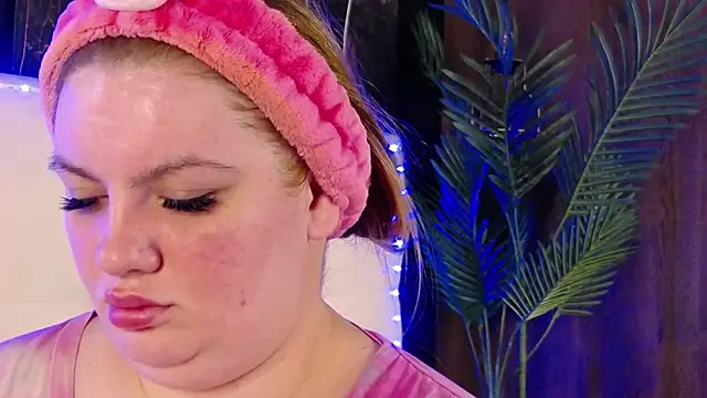 MelanieBrownn online show from April 15, 2026, 4:41 am