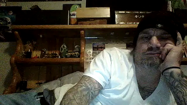 Snapshot of clitstitsandbongrips chatting on December 11, 2024, 1:17 pm clitstitsandbongrips online show from December 11, 2024, 1:17 pm