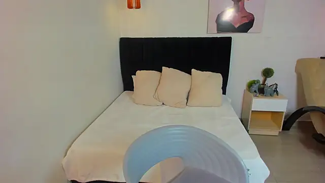 Snapshot of Scarlett__bell chatting on October 10, 2025, 1:32 pm Scarlett bell online show from October 10, 2025, 1:32 pm
