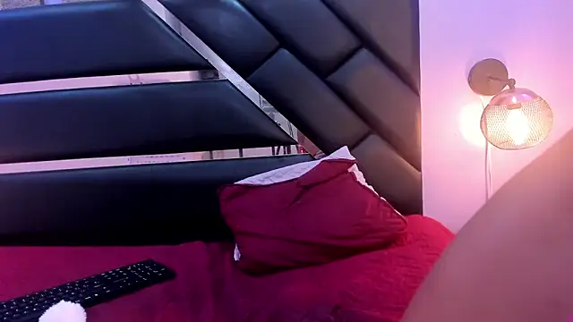 KimberlyVillaLobos online show from February 19, 2025, 5:49 pm