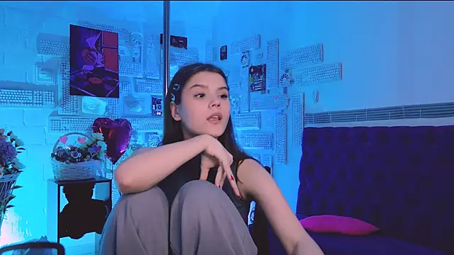 EvaThopson online show from February 28, 2025, 6:09 pm