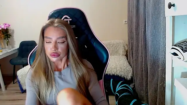 lonely dreamm online show from December 13, 2024, 2:16 pm