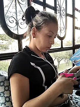 Snapshot of Tefannyy_ chatting on October 14, 2025, 10:21 pm Tefannyy online show from October 14, 2025, 10:21 pm