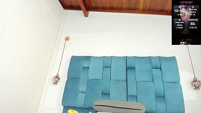 mia  fernandez online show from December 22, 2025, 6:49 pm