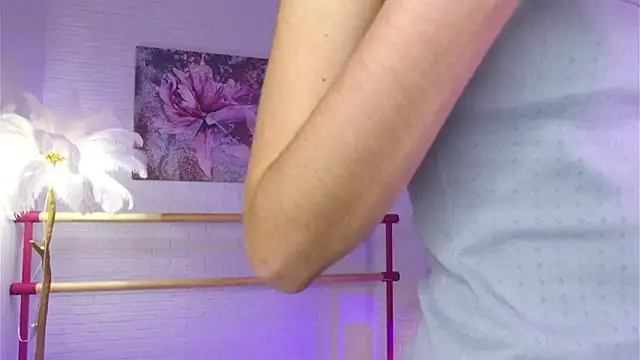 lylylovesyou online show from December 3, 2024, 5:42 am