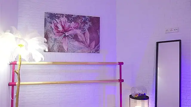 lylylovesyou online show from December 3, 2024, 8:49 am