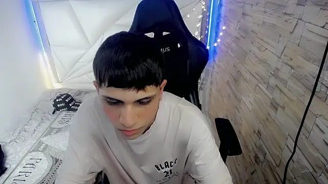 Brayan lopezz online show from December 4, 2024, 5:55 pm