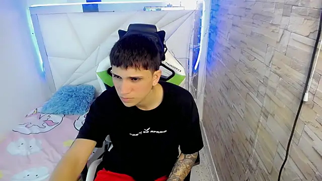 Brayan lopezz online show from January 18, 2025, 1:08 pm