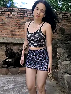 sweet outdoor charm online show from October 8, 2025, 7:33 pm