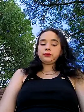 sweet outdoor charm online show from November 1, 2025, 7:49 pm