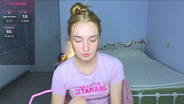 Snapshot of Wild_Sophie_ chatting on October 4, 2025, 7:01 pm Wild Sophie online show from October 4, 2025, 7:01 pm