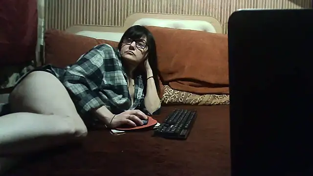 Snapshot of AlanaLaDream chatting on December 21, 2025, 5:42 pm AlanaLaDream online show from December 21, 2025, 5:42 pm