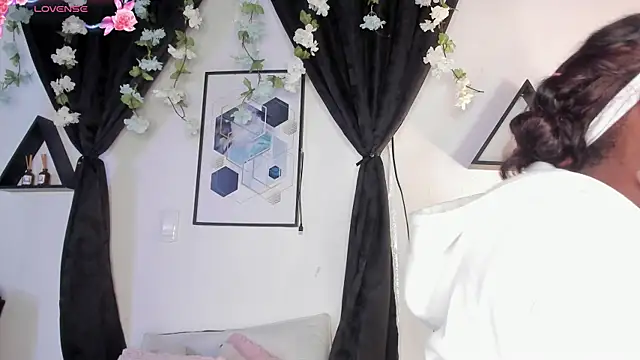 Snapshot of Khenta_Michells chatting on May 5, 2026, 10:34 am Khenta Michells online show from May 5, 2026, 10:34 am