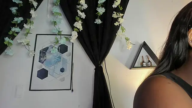Snapshot of Khenta_Michells chatting on May 15, 2026, 10:44 am Khenta Michells online show from May 15, 2026, 10:44 am