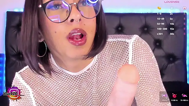 Snapshot of Skyler__blue4 chatting on January 31, 2025, 12:39 am Skyler blue4 online show from January 31, 2025, 12:39 am