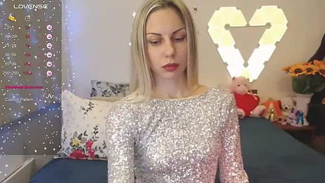 Snapshot of _Loves_ chatting on December 7, 2024, 10:39 pm  Loves  online show from December 7, 2024, 10:39 pm