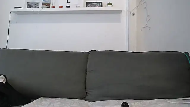 Snapshot of IntiMia chatting on March 12, 2025, 7:46 am IntiMia online show from March 12, 2025, 7:46 am