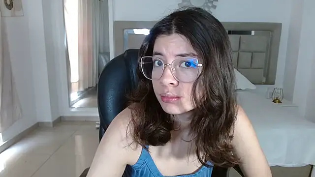 zoecruzz online show from December 14, 2025, 2:44 pm