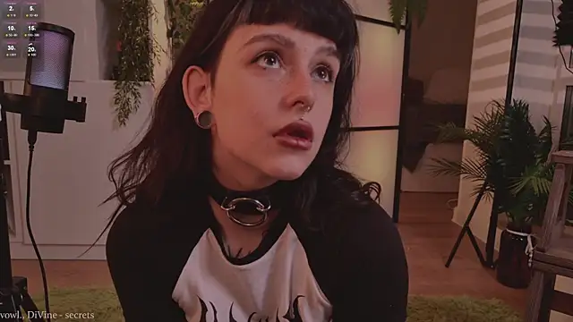 MichaellaMoon online show from October 17, 2025, 4:31 pm