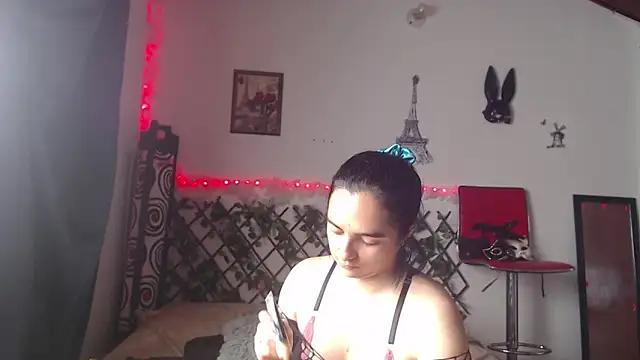 Snapshot of Candyparis chatting on December 9, 2024, 6:25 pm Candyparis online show from December 9, 2024, 6:25 pm