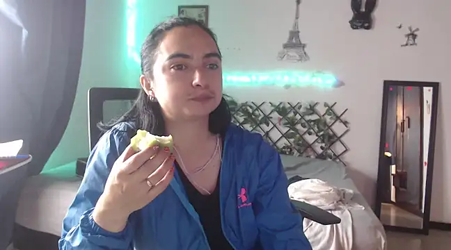 Snapshot of Candyparis chatting on February 21, 2025, 2:16 pm Candyparis online show from February 21, 2025, 2:16 pm