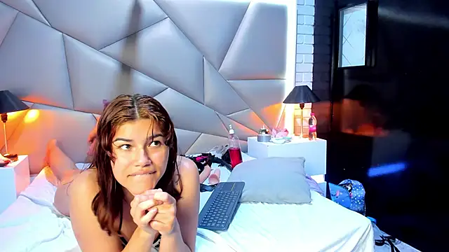 Snapshot of Bonny_Bonss chatting on February 5, 2025, 2:40 am Bonny Bonss online show from February 5, 2025, 2:40 am