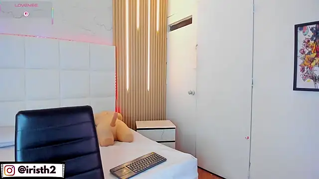 Snapshot of Iris_Thompson_ chatting on November 11, 2025, 3:50 am Iris Thompson online show from November 11, 2025, 3:50 am