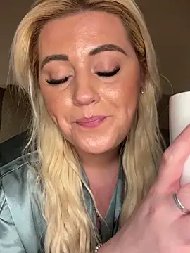 Blondiee3088 online show from March 8, 2025, 7:09 pm